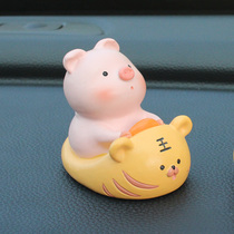 创意小猪骑老虎摆件可爱卡通猫咪鸭子汽车车内用品装饰车载中控台